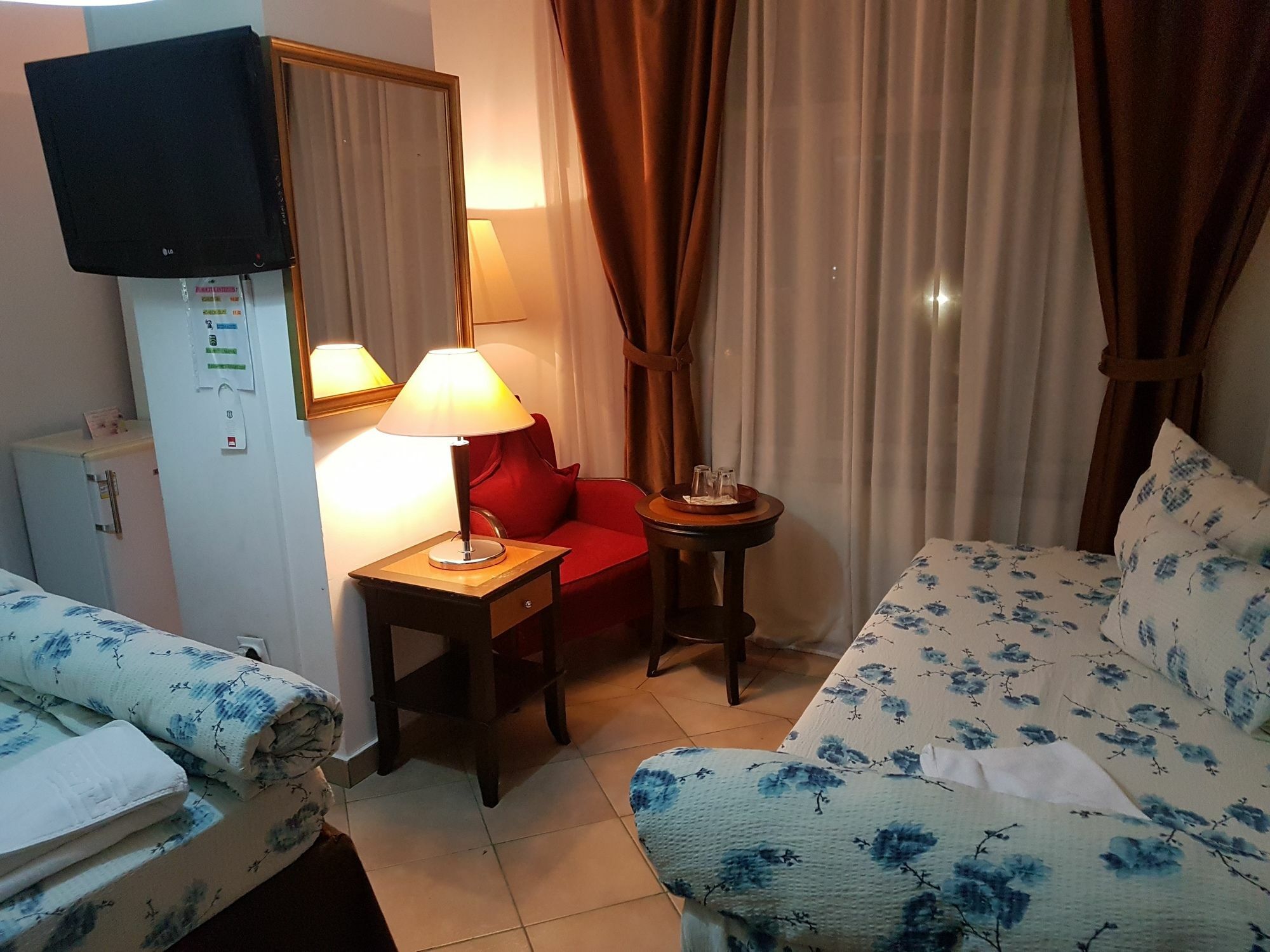 Hostel Litovoi Bukares Bagian luar foto